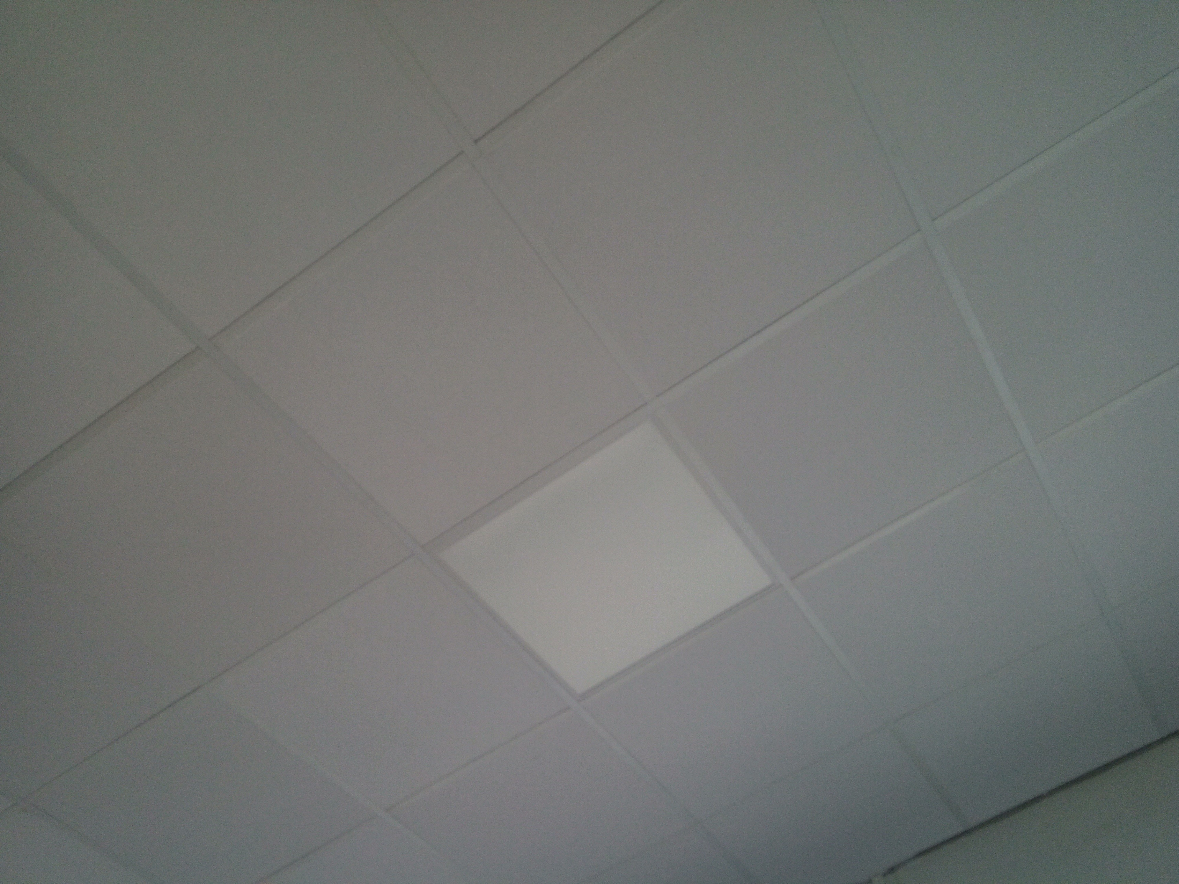 Nouveau faux-plafond avec dalle à LED.